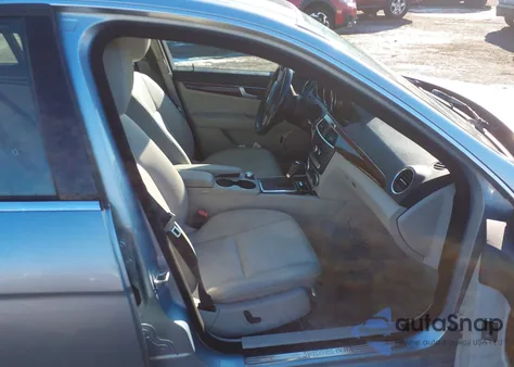 2013 Mercedes-Benz C 300 Luxury 4Matic из США, поврежденный, VIN WDDGF8AB2DA816967